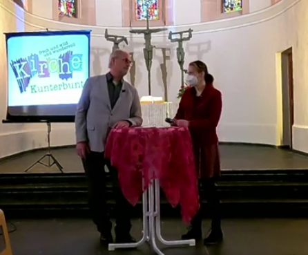Gottesdienst zum Thema "Masken" der "Kirche Kunterbunt" in Altenhundem mit Diakonin Ashoff und Pfarrer Behrensmeyer